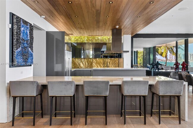 Building Photo - 825 E Dilido Dr