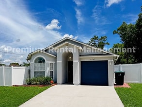 Building Photo - 3 Bedrooms in a large private fenced lot. This is an East Orlando Gem! Furnished or Unfurnished o...