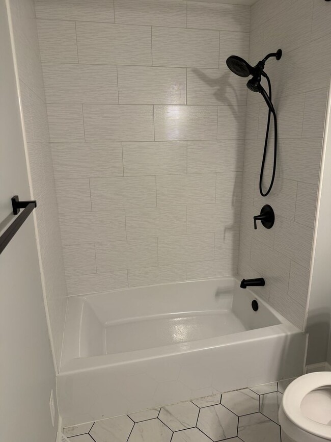 Building Photo - AWESOME WEST SIDE DUPLEX!