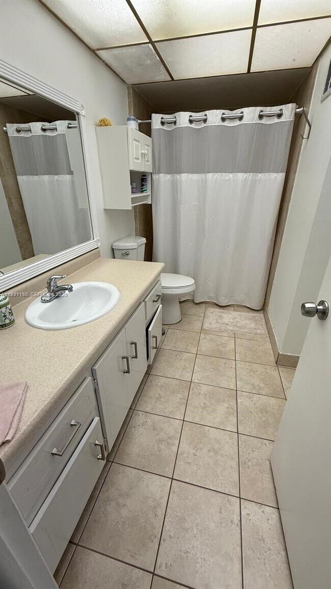 Building Photo - 140 Lakeview Dr