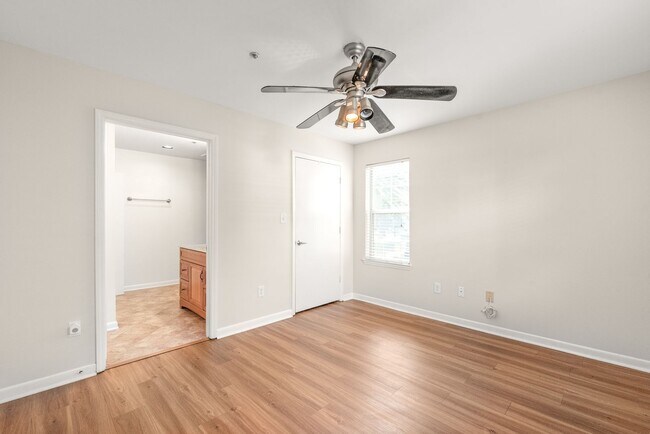 Building Photo - Cozy 1 Bedroom Condo Located In Dilworth &...