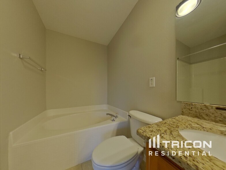 Building Photo - 2046 Knollcrest Dr