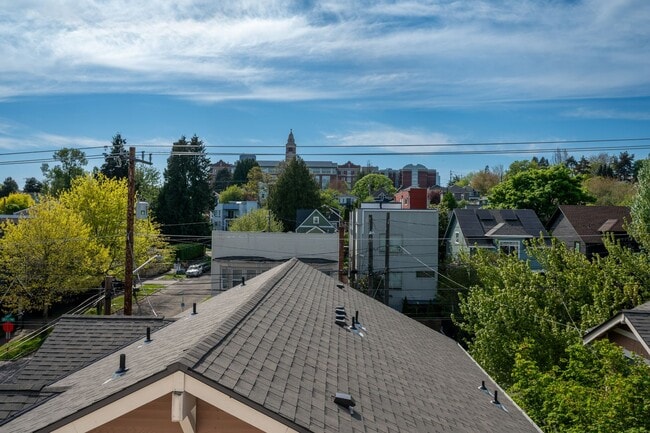 Building Photo - Modern 2BR End-Unit Townhome with Two Rooftop Decks