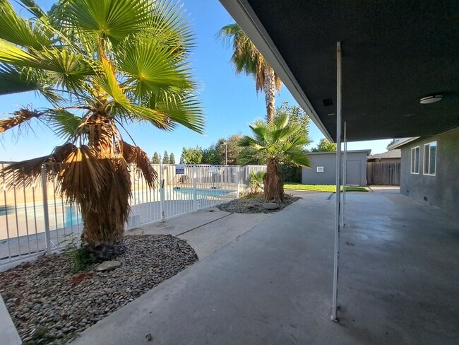 Building Photo - Beautiful 6-Bedroom Home with Pool & Outdo...