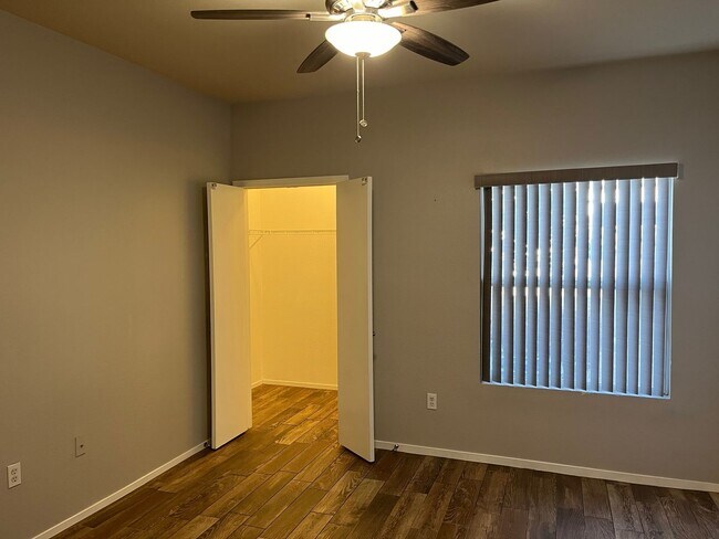Building Photo - Stunning, fully-remodeled 1 bedroom at Tus...