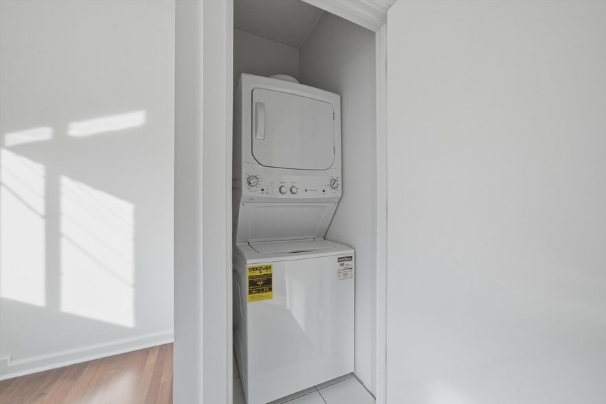 Building Photo - 4537 N Greenview Ave