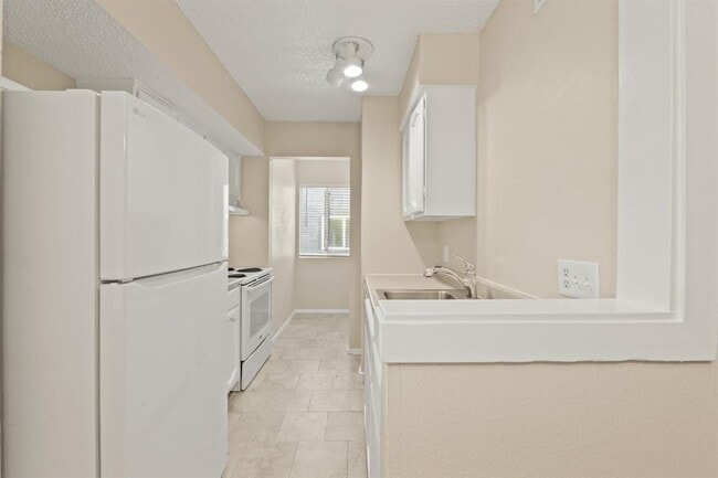 Building Photo - 6901 Woodhue Dr