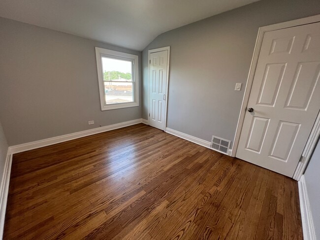 Building Photo - 7224 W Summerdale Ave