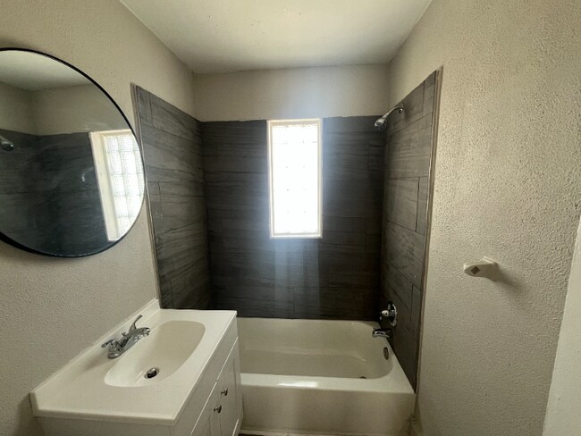 Building Photo - 721 Winston Dr