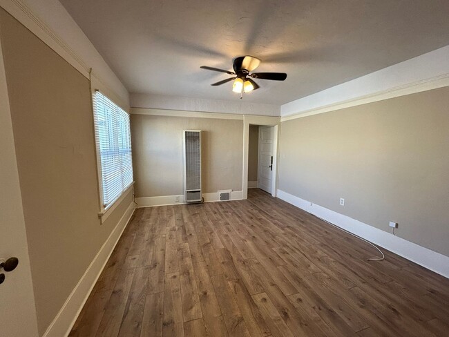 Building Photo - Upper Spacious Bankers Hill Unit!