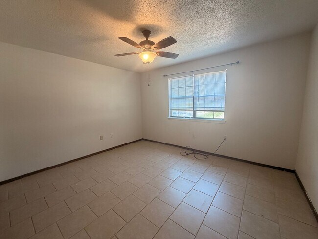 Building Photo - 1401 S Houston Ave