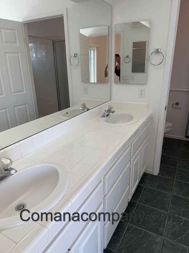 Building Photo - Gorgeous, spacious 3BR/2BA w views, yard, ...