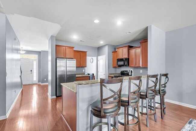 Building Photo - Beautiful & Bright 5BR Home with Large Bac...