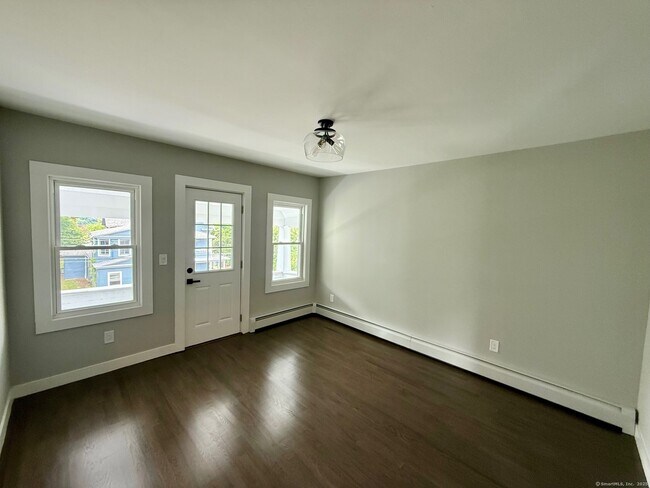 Building Photo - 449 Stanley St