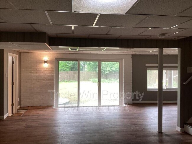 Building Photo - 563 Apex Dr