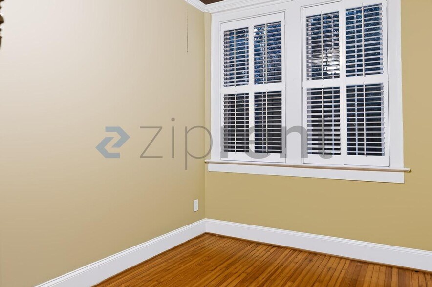 Building Photo - Unit Unit 102