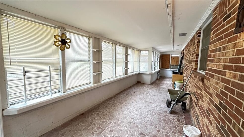 Building Photo - 364 Navarre Dr