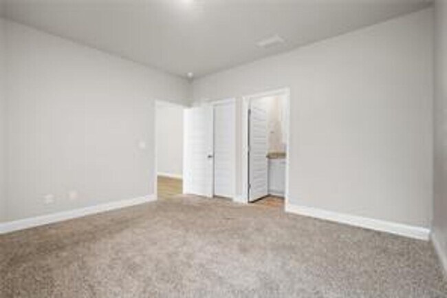 Building Photo - 4 Bedroom in West Mobile, Only a Few Years Old