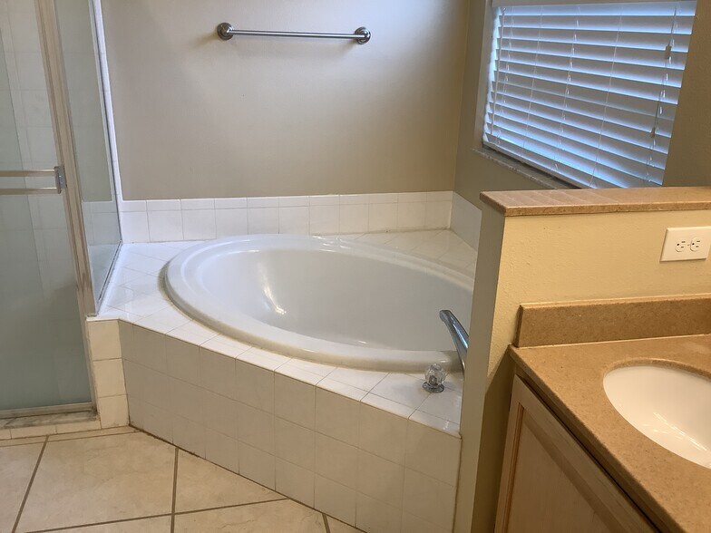 Building Photo - 2022 Blue Heron Dr