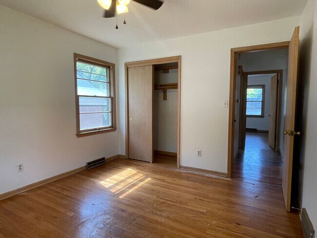 Building Photo - {731} Convenient Location + Full basement + 2 Car Tandem Garage