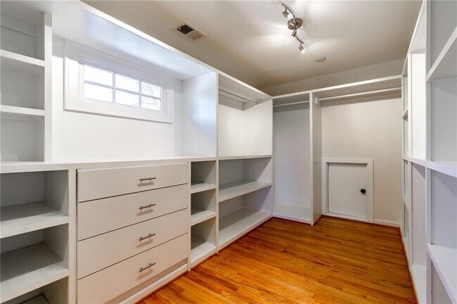 Building Photo - 628 Cooledge Ave NE