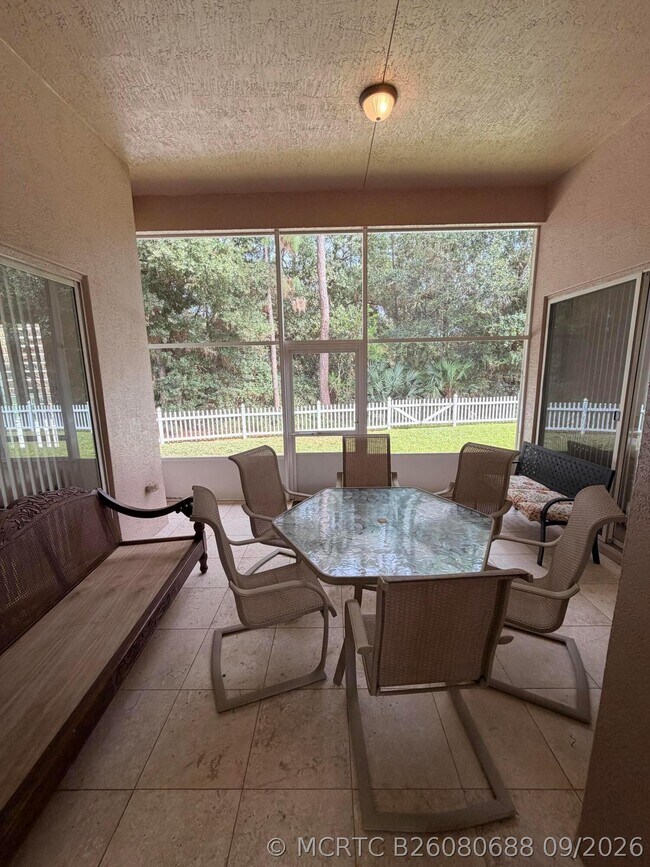 Building Photo - 403 NW Lyndhurst Ct