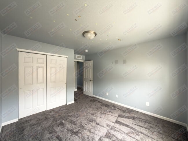 Building Photo - 3 bed, 2.5 bath townhouse with a 2 car garage
