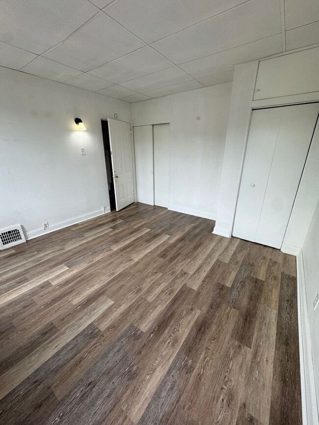 Building Photo - 3 Bedroom 1 Bath Minutes Away from the City!