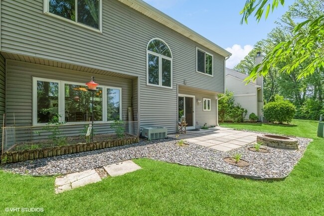 Building Photo - 9 Larkspur Ct