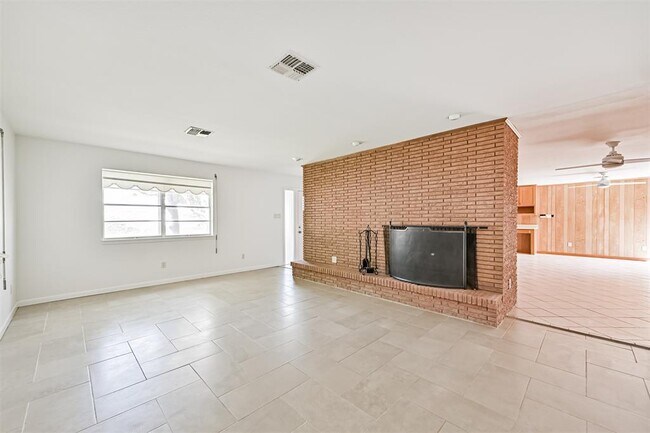 Building Photo - 2920 Heron Dr