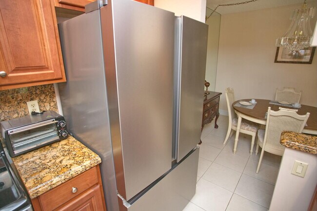 Building Photo - 1009 N Ocean Blvd