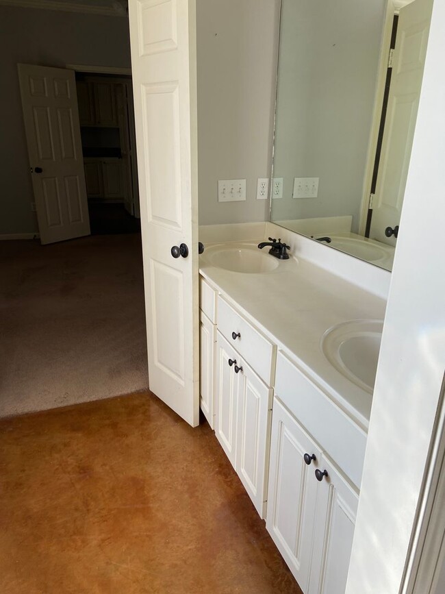 Building Photo - A must have in Canton, MS!!