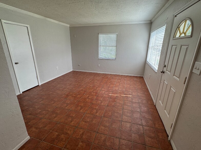 Building Photo - 2932 N Orange Ave