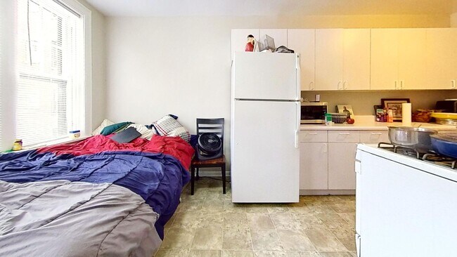 Interior Photo - 734-44 W. Aldine