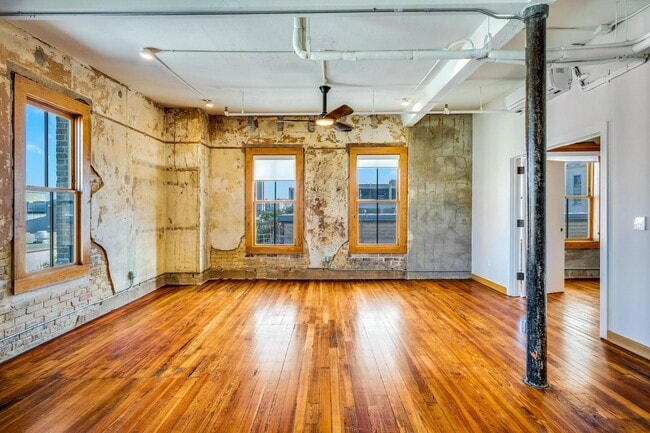 Building Photo - LUXURY   CONDOS IN THE HEART OF ALAMO CITY