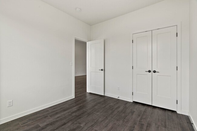 Building Photo - 604 S Crescent Ln