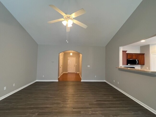 Building Photo - 4 bedroom home with fenced backyard locate...