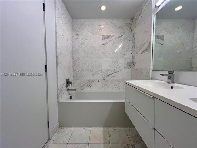 Building Photo - 9940 W Bay Harbor Dr