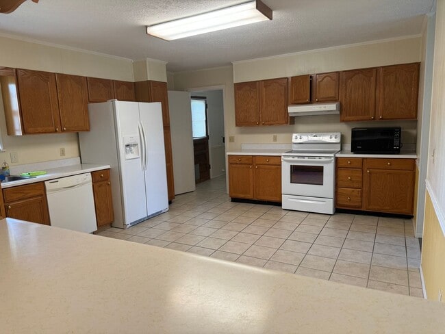 Building Photo - 3b/2Bth Home