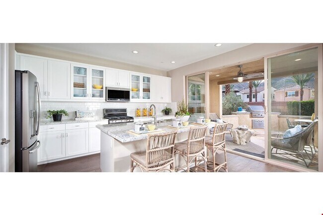 Building Photo - Beautiful three bedroom three bath home located in Lake Elsinore