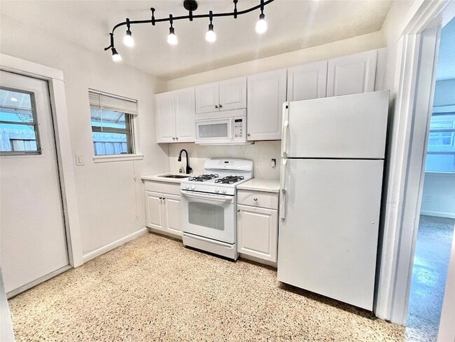 Building Photo - 1614 NE 7th St