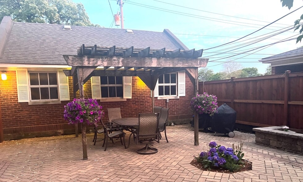 Building Photo - 114 South Blvd