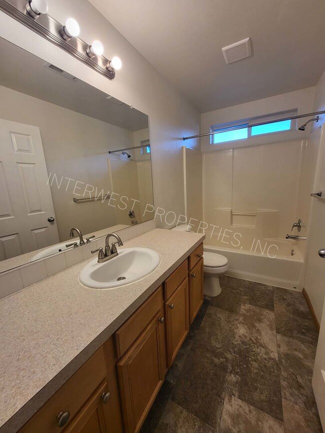 Building Photo - *1/2 OFF 1ST MONTH'S RENT PROMO* 3 Bed NE ...