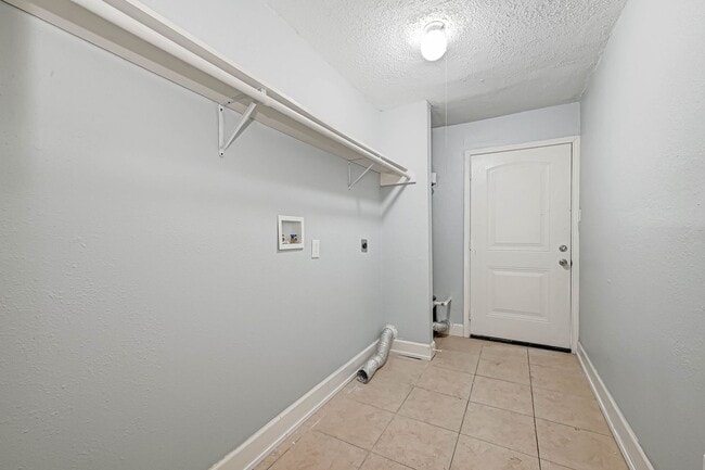 Building Photo - Affordable spacious 4bed/2bath single-fami...