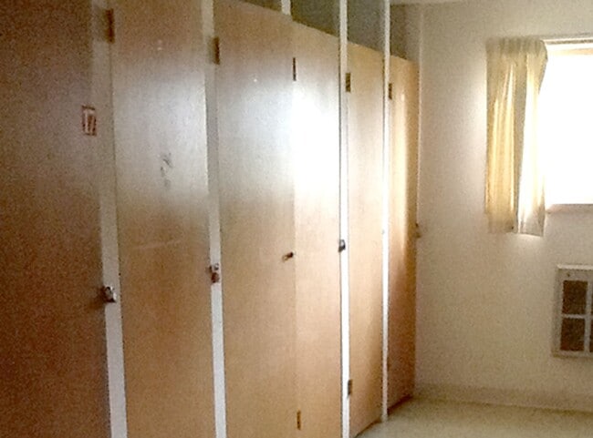 Building Photo - 2 Bed/1 Bath Apartment available!  Heat and Water Included!