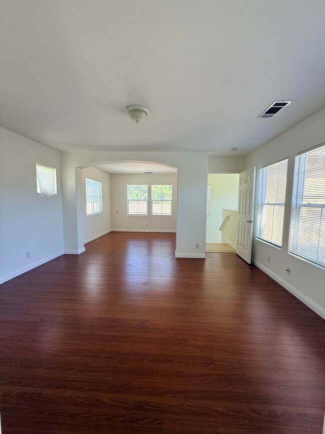 Building Photo - Beautiful Tri-Level Home in Prestigious Oa...