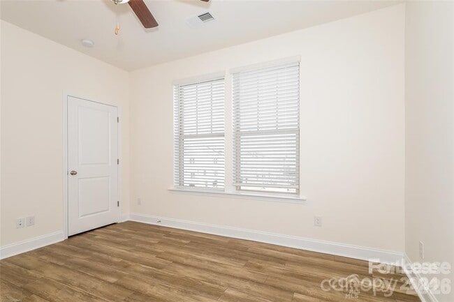 Building Photo - 1005 S Msn Ln