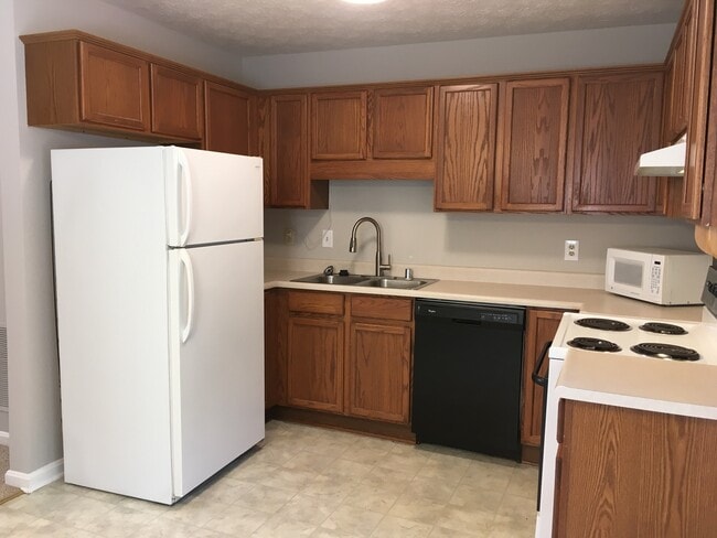 Building Photo - Lovely Townhouse! Fresh Paint, New Carpet, All Electric!  W/D Included, Privacy Fenced Backyard