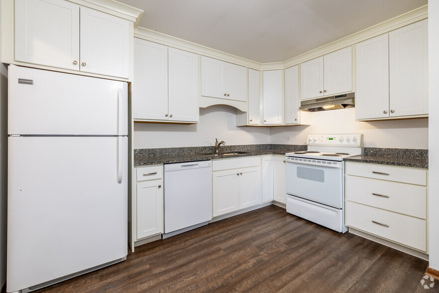 1BR/1BA - 808SF - Kitchen - 1014 Burlington Ave