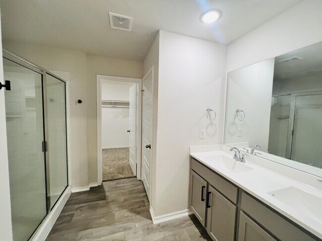 Building Photo - 2412 Sunshine Ln